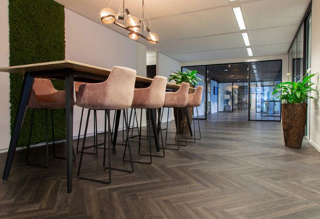 VIKO Stones PVC vloer visgraat warm kantoor eetkamer